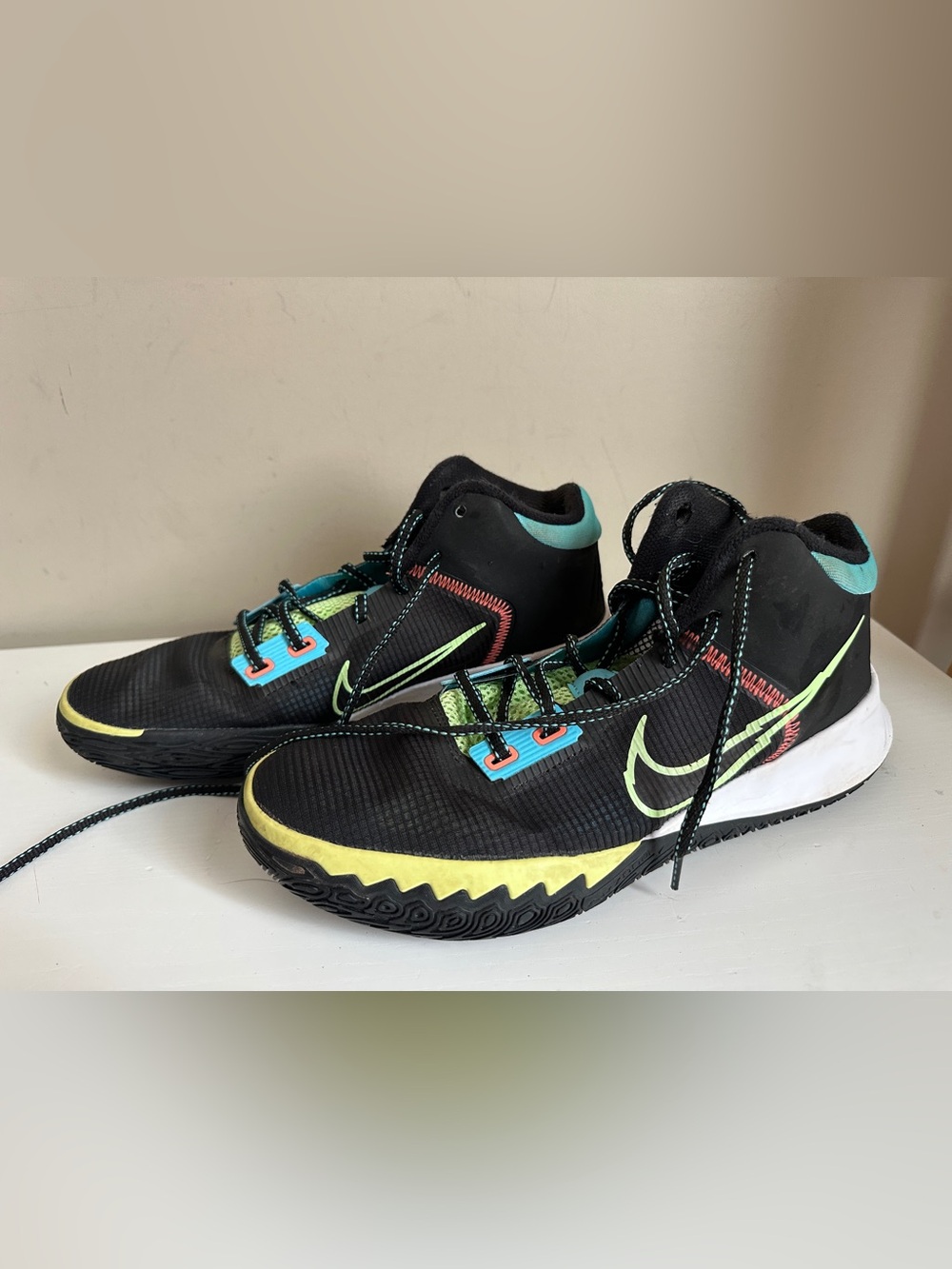 Nike Kyrie Flytrap IV Sneakers, size 10 CT1972-003
